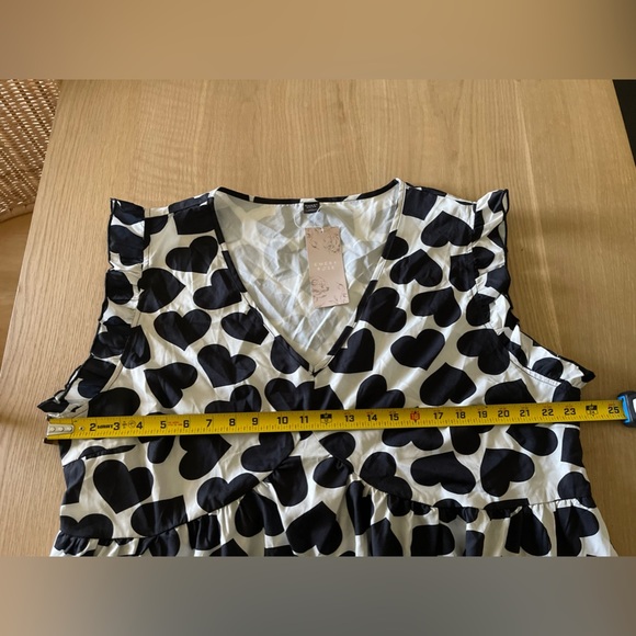 Emery Rose| Novelty Print, HEART print Mini Dress in Black & White•••Babydoll - Picture 7 of 10